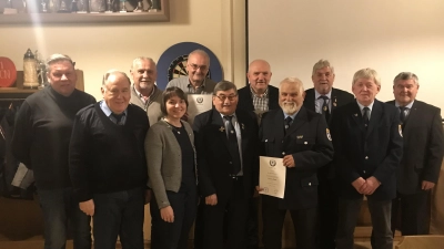 Den Geehrten gratulierten auch die Führungsleute des Kreis- und Bezirksverbands sowie Bürgermeister Ludwig Biller. (Bild: Siegfried Bock )