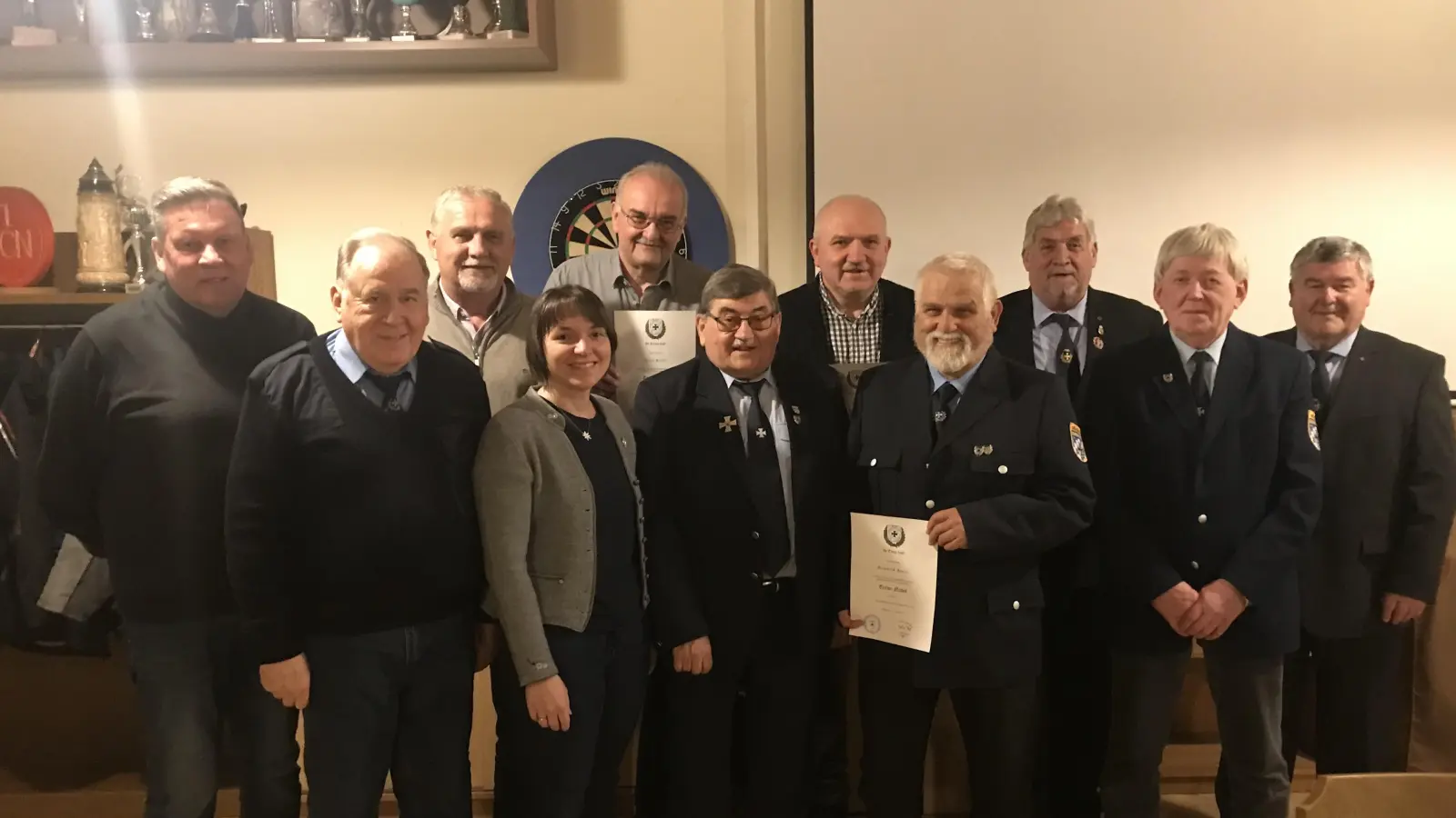 Den Geehrten gratulierten auch die Führungsleute des Kreis- und Bezirksverbands sowie Bürgermeister Ludwig Biller. (Bild: Siegfried Bock )