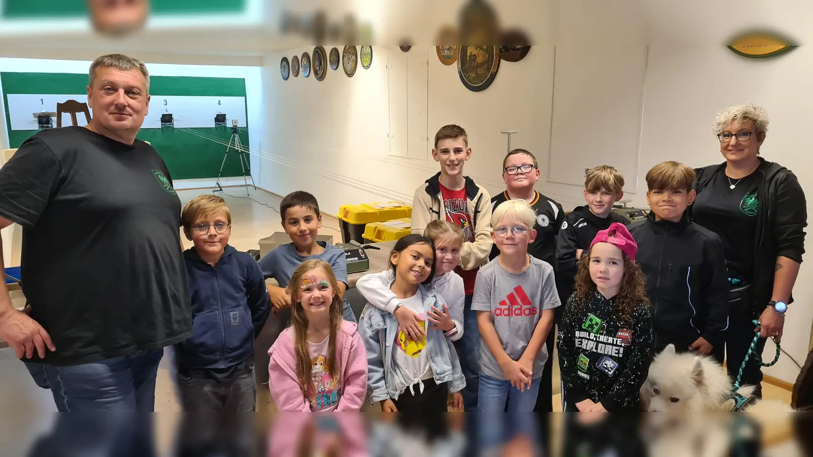 Die Teilnehmer am Ferienprogramm mit den beiden Betreuern Robert Ebnet und Sandra Döllinger (Bild: Nadine Beer)