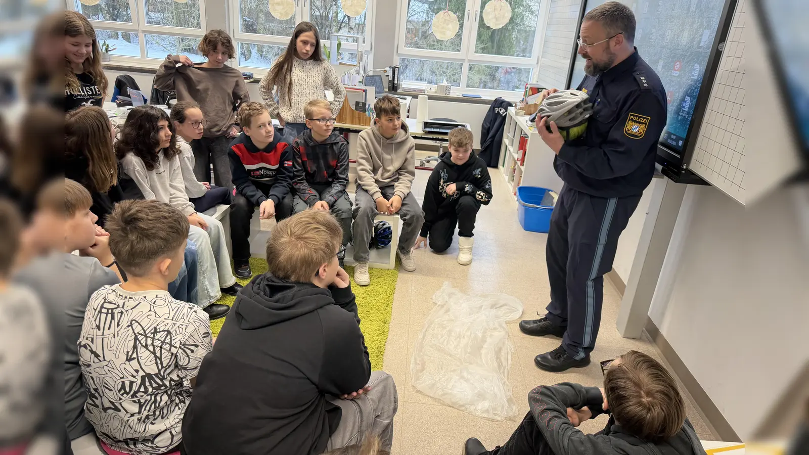 Die Schülerinnen und Schüler der 6. Klasse der Fichtelnaabtalschule bei einem spannenden Verkehrstraining mit Polizeihauptkommissar Carsten Landgraf.  (Bild: Sissy Zeltner)