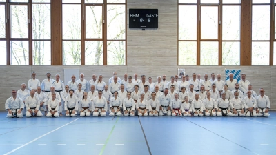 Über 60 Karateka aus allen Winkeln Bayerns bereiteten sich auf Ihre Schwarzgurtprüfungen vor (Bild: Groetsch Martin)
