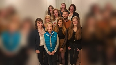Zitherclub-Vorstandschaft 2025-2029: Hinten von links: Magdalena Melzer, Veronika Hille, Anita Blohmann<br>Mitte von links: Karin Uhl, Franziska Maier, Erik Staufer. Vorne von links: Heidi Banzer, Claudia Schubert, Ronja Staufer, Sophie Kastner (Bild: Dominik Kunz)