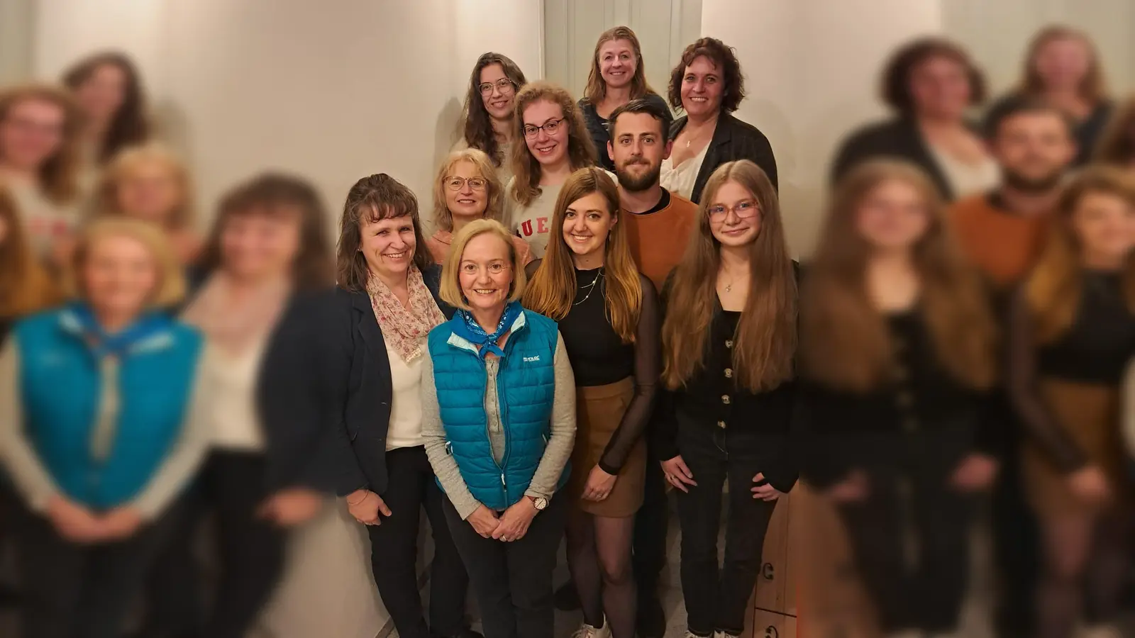 Zitherclub-Vorstandschaft 2025-2029: Hinten von links: Magdalena Melzer, Veronika Hille, Anita Blohmann<br>Mitte von links: Karin Uhl, Franziska Maier, Erik Staufer. Vorne von links: Heidi Banzer, Claudia Schubert, Ronja Staufer, Sophie Kastner (Bild: Dominik Kunz)