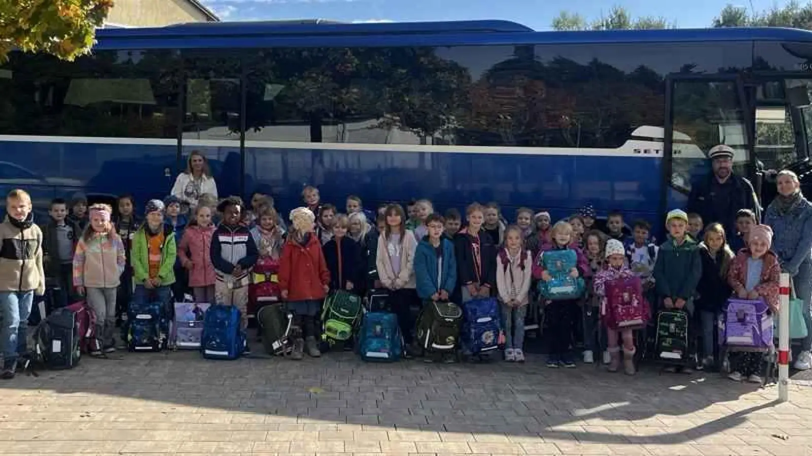 Die Kinder der Klassen 1a und 1b beim Busfahrtraining. (Bild: Jutta Lautenbacher)