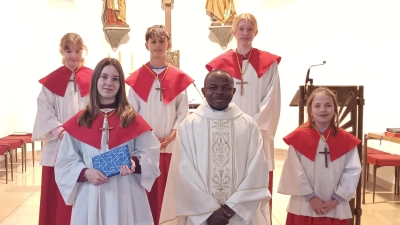 Vorne links Alina Abele und Pfarrvikar Luke Eze mit einem Teil der Steinmühler Ministranten. (Bild: Rosemarie Ernst)