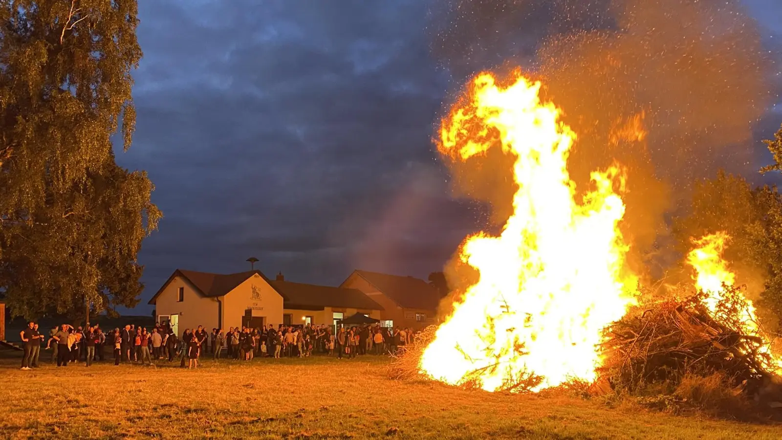 Immer wieder ein attraktives Erlebnis: Fast drachenartig steigen die Flammen beim Johannesfeuer der Feuerwehr Brudersdorf in Diepoltshof empor.  (Bild: Raphael Haubelt)