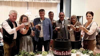 Sie stießen auf eine gelungene Zoigl-Kirwa an: FU-Vorsitzende Susanne Schnabel, Zweite Bürgermeisterin Anita Heßler, Ortsvorsitzender Jürgen Hofmann, JU-Vorsitzender Dominik Kräml, Bürgermeister Edgar Knobloch, Christiane Mandl und Ehrenvorsitzender Gerald Morgenstern (von rechts).  (Bild: Ludwig Brunner )
