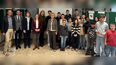 Die Personen auf dem Bild sind von links nach rechts: Bürgermeister Ernst Schicketanz, MdL Stefan Ötzinger, Fachlehrerin Renate Krüger-Leibl, MdL Nicole Bäumler, MdL Laura Weber, Schüler der 10. Klasse Elion Kastrati, Rektorin Gabriela Reitinger-Maier, Schüler der 10. Klasse Max-Leon Engelbrecht, Fachlehrerin Edeltraud Fichtner, Schüler der 10. Klasse Alexander Radies und Paul Kippes sowie Schüler und Schülerinnen aus der 5. Klasse. (Bild: Exb/Edeltraud Fichtner)