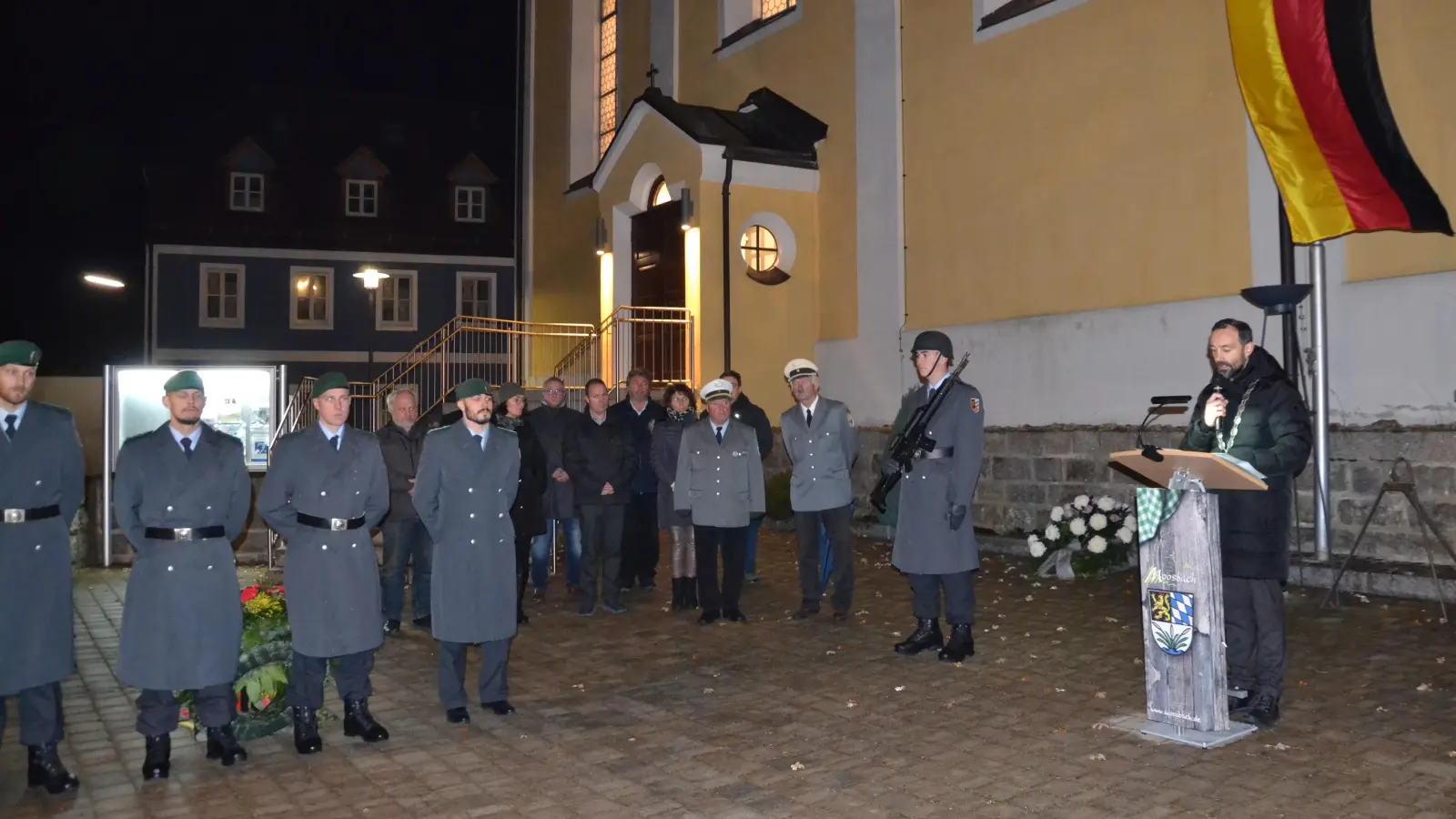 Als sichtbares Zeichen für eine Zukunft in Frieden legten Bürgermeister Armin Bulenda, Oberstleutnant Emil Schuler sowie der Vorsitzende des Kriegervereins Karl Liebl einen Kranz am Ehrenmal nieder.  (Bild: Peter Garreiss)