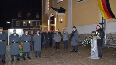Als sichtbares Zeichen für eine Zukunft in Frieden legten Bürgermeister Armin Bulenda, Oberstleutnant Emil Schuler sowie der Vorsitzende des Kriegervereins Karl Liebl einen Kranz am Ehrenmal nieder.  (Bild: Peter Garreiss)