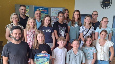 Vorne von links nach rechts: Florian Gebhardt (Kommunale Jugendarbeit Amberg), Anna C. (1. Platz), 3 Teilnehmende, Jessica Huber (Kommunale Jugendarbeit Amberg). Hinten von links nach rechts: Kathrin Schmidt (Sparkasse Amberg-Sulzbach), Oberbürgermeister Michael Fritz, Teilnehmerin, Thomas Boss (Jugendamtsleiter), 2 Teilnehmer, Karoline Gajeck-Scheuck (Stadtwerke Amberg), 2 Teilnehmende, Susanne Augustin (Referatsleitung Jugend, Senioren und Soziales), Teilnehmende. (Bild: Florian Gebhardt)