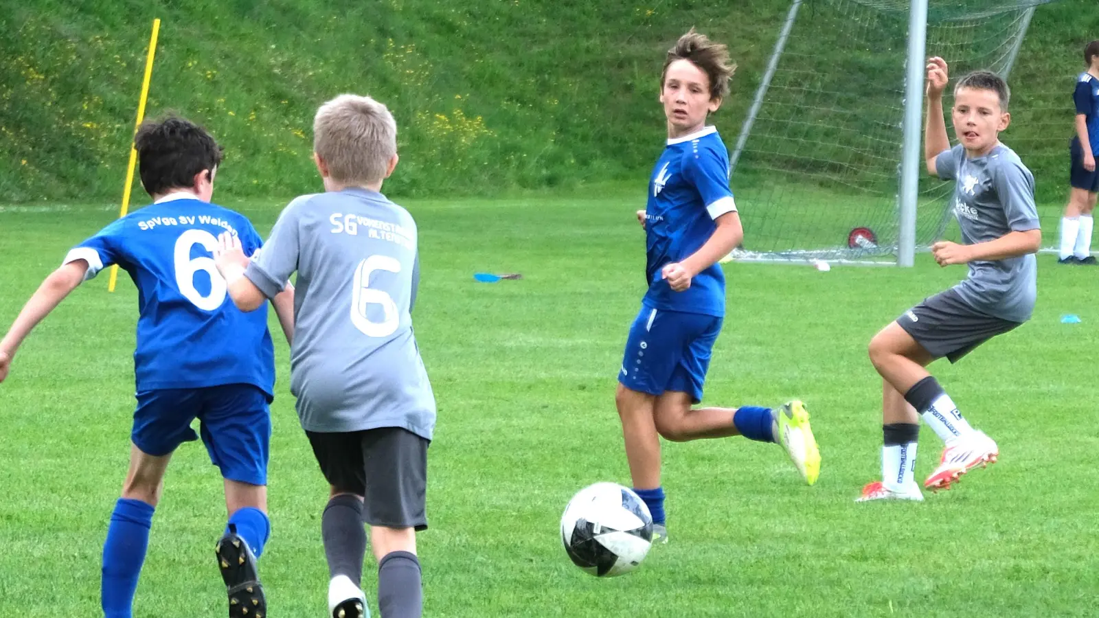 Im Finale setzte sich die SpVgg Weiden (blaue Trikots) durch und gewann den Fuchs-Cup der E-Jugend. (Bild: Renate Hilburger)