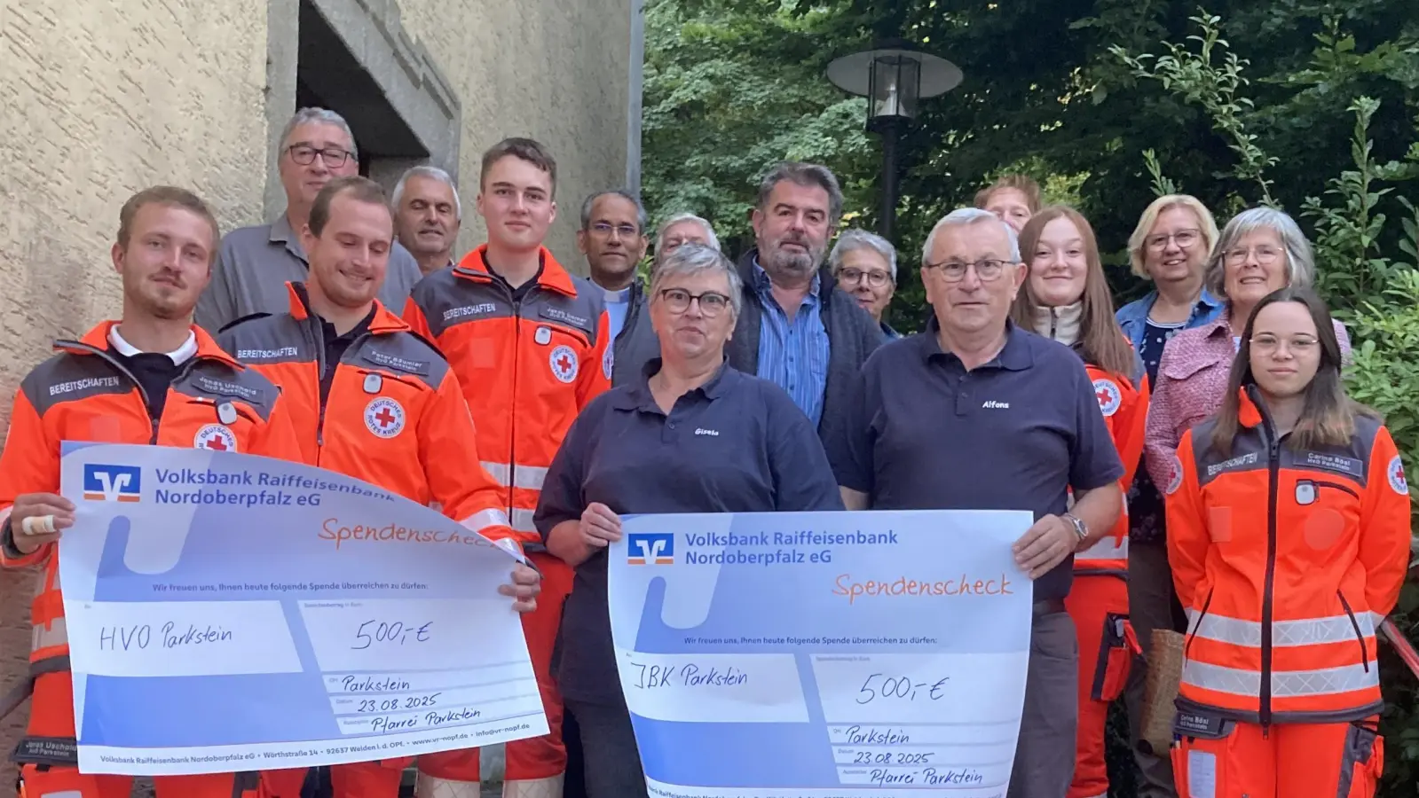 Vertreter der Helfer vor Ort und der Jugendblaskapelle Parkstein mit den Organisatoren des Pfarrfestes (Bild: Angela Bösl)