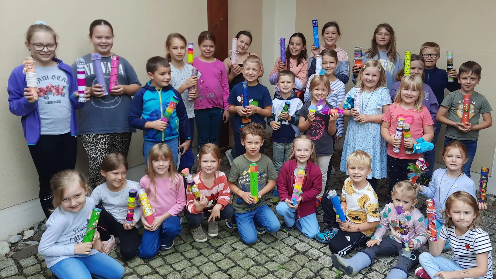 Kinder präsentieren stolz ihren Regenmacher (Bild: Christine Sporrer)