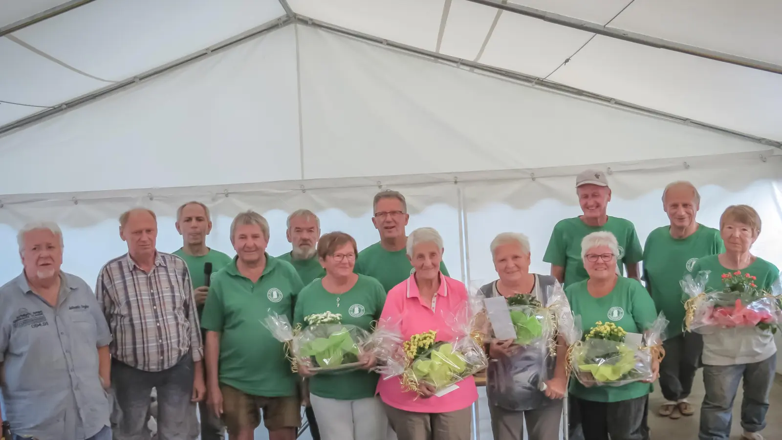 Von links: Herbert Reiff, Georg Übler, Wolfgang Niebler, Werner Bielesch, Ernst Knarr, Monika Meyer, Gerd Meyer, Rosa Meyer, Anneliese Meyer, Brigitte Schilke und Edmund Schilke, Werner Übler und Ingrid Übler.  (Bild: Matthias Pinzer)