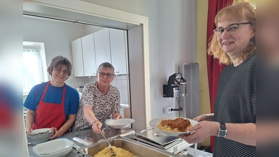 Fleißige Helfer in der Küche bei der Essensausgabe (Bild: Alfred Wulfänger)