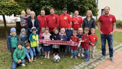 Gruppenbild von der Spendenübergabe vom FC Bayern-Fanclub Hohentreswitz an die beiden Kindergärten in Pfreimd (Bild: Andreas Lippert)