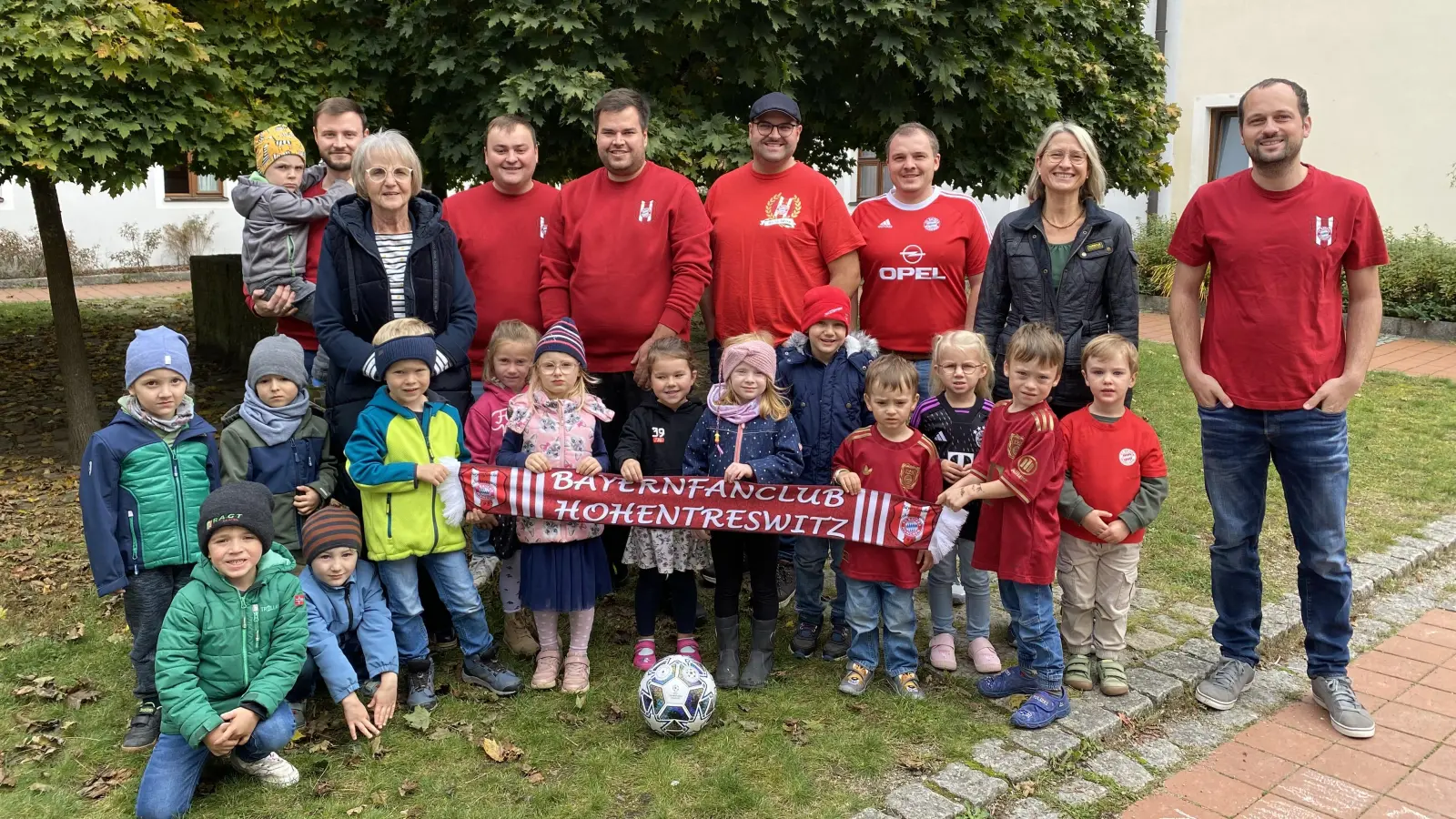 Gruppenbild von der Spendenübergabe vom FC Bayern-Fanclub Hohentreswitz an die beiden Kindergärten in Pfreimd (Bild: Andreas Lippert)