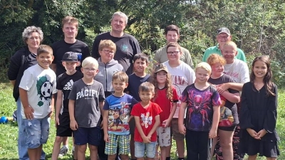 Die Kinder und Jugendlichen mit den Jugendleiter und Helfern beim Ferienpogramm. (Bild: Alexandra Müller)