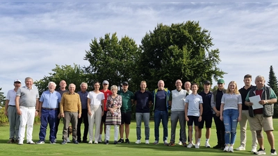 Zweiter von links Präsident Harald Thies, vierter von links Sport- und Organisationsvorstand Frank Käfer, siebter von re. Vizepräsident Ernst Leibelt, zweiter von re. Finanzvorstand mit den Siegern (Bild: Andrea Graf)
