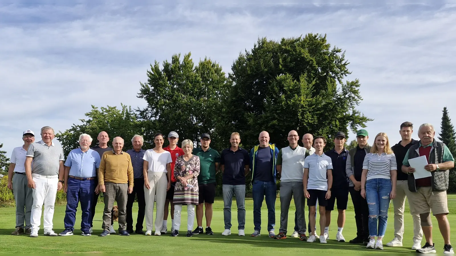 Zweiter von links Präsident Harald Thies, vierter von links Sport- und Organisationsvorstand Frank Käfer, siebter von re. Vizepräsident Ernst Leibelt, zweiter von re. Finanzvorstand mit den Siegern (Bild: Andrea Graf)