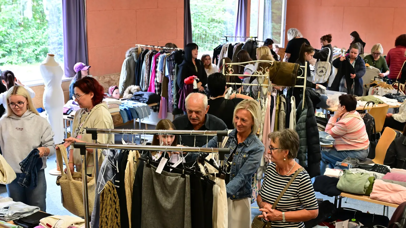 Reichhaltiges Kleiderangebot gab es beim Mädchen Flohmarkt im Mehrgenerationentreff der AWO. (Bild: Michael Welnhofer)
