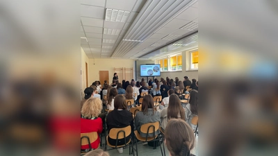 Vortrag der Studierenden Sarah Bittner am Beruflichen Schulzentrum Neustadt (Bild: Miriam Sperber )