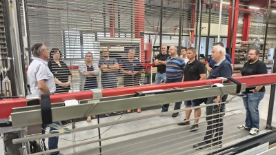 Geschäftsführer Kurt Faltenbacher führte die CSU-Delegation persönlich durch die modernen Produktions- und Lagerbereiche (Bild: Dominik Vollath)