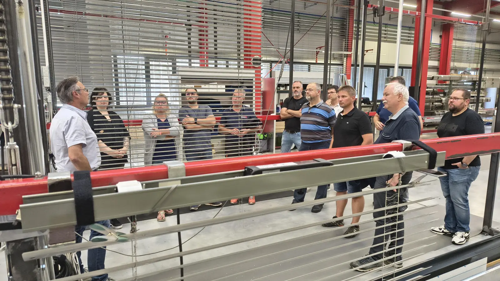 Geschäftsführer Kurt Faltenbacher führte die CSU-Delegation persönlich durch die modernen Produktions- und Lagerbereiche (Bild: Dominik Vollath)