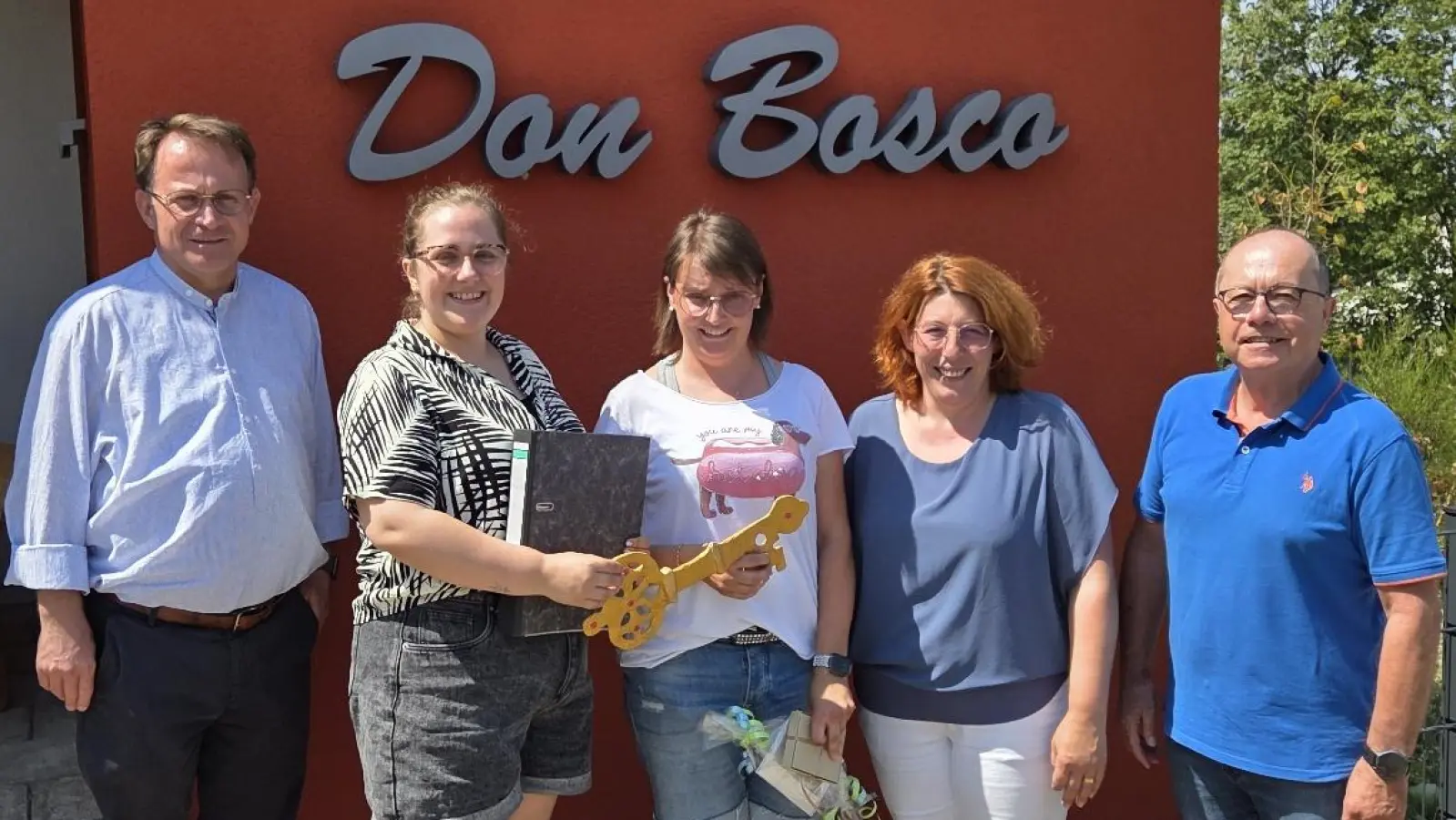Schlüsselübergabe von Angelina Voit an Julia Dobmayer, im Beisein von Kita-Leiterin Birgit Bocka, Dekan Alexander Hösl und Kirchenpfleger Werner Hanauer. (Bild: Angelina Voit)