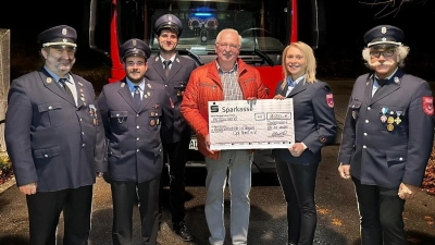 Bild Mitte: 1. Vorsitzende Rosi Ebent bei der Spendenübergabe an 1. Vorsitzenden Herbert Putzer (Bild: Armin Ebnet)