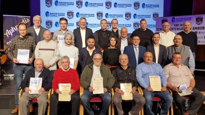 sitzend v.r.n.l. Hans, Gurdan, Gerhard Söllner, Henri Swiderski (alle 40 Jahre und neue Ehrenmitglieder), Roland Karpa (45 Jahre), Gernot Stark (50 Jahre, neuer Ehrenobmann) und Josef Schmid (50 Jahre); die Ehrengäste mischten sich unter die weiteren geehrten SR, wie OB Michael Cerny (hinten 3.v.l.), BFV-BV Thomas Graml (hinten 1.v.l.), Obmann Thomas Gebele (mitte 1.v.r.), VSA Tobias Baumann (2.v.r.) und BSO Markus Weigert (3.v.r.); eingerahmt wurde die frühere Bundesliga-SR'in Tanja Mirbeth (4.v.r.) von ihren männlichen Kollegen. (Bild: Thomas Gebele)