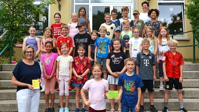 Die Kommunionkinder bei der Übergabe der Spende an Petra Waldhauser, vorne li., re. hinten Gemeindereferentin Barbara Schlosser. (Bild: Fritz Dietl)