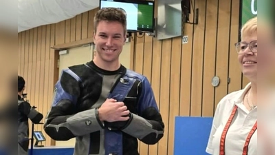 Der Weiherner Schütze Stefan Gradl nach seiner guten Schießleistung mit einer Kampfrichterin . (Bild: Jasmin Dworzak)