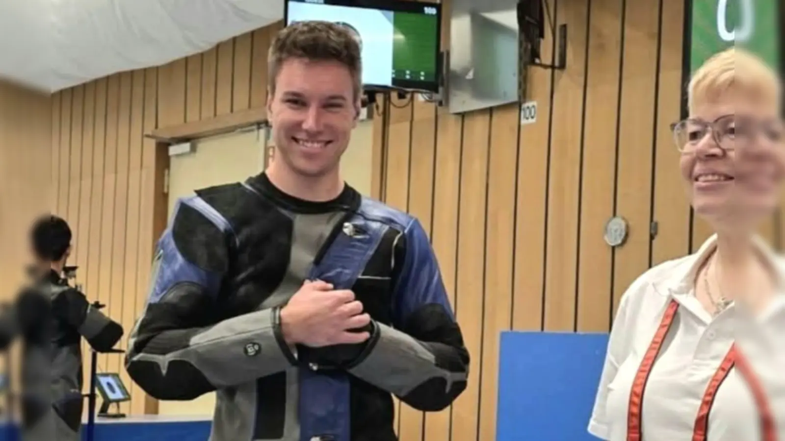 Der Weiherner Schütze Stefan Gradl nach seiner guten Schießleistung mit einer Kampfrichterin . (Bild: Jasmin Dworzak)