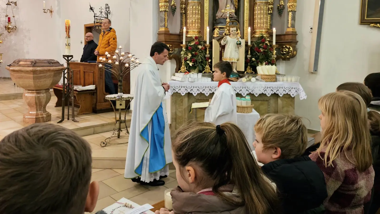 Kerzensegnung an Maria Lichtmess mit Pfarrer Thomas Kohlhepp (Bild: Beate Suttner)