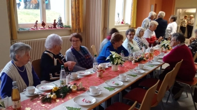 Die Senioren an den festlich dekorierten Tischen im Pfarrsaal. (Bild: Sabine Bauer)