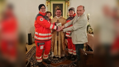 Spendenübergabe in der Dorfkapelle Altglashütte mit Vertreterinnen des HvO aus Bärnau, Stadtpfarrer Konrad Amschl, Stadtrat Engelbert Träger. (Bild: Engelbert Träger)