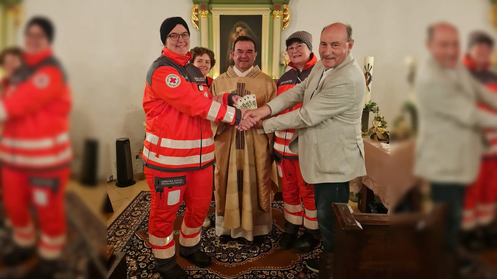Spendenübergabe in der Dorfkapelle Altglashütte mit Vertreterinnen des HvO aus Bärnau, Stadtpfarrer Konrad Amschl, Stadtrat Engelbert Träger. (Bild: Engelbert Träger)