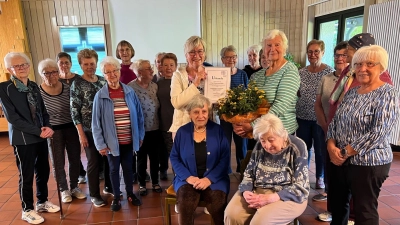 Frau Meier stehend 5. von rechts, links stehend daneben Frau Ursula Stemmer  (Bild: Willi Merkl)