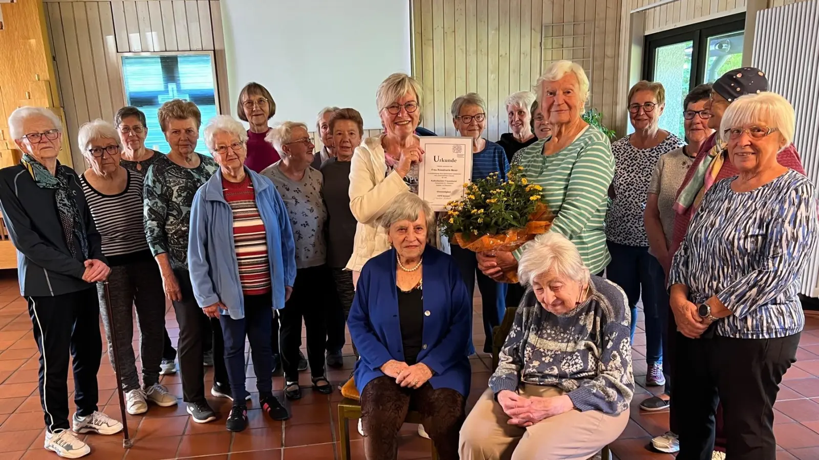 Frau Meier stehend 5. von rechts, links stehend daneben Frau Ursula Stemmer  (Bild: Willi Merkl)