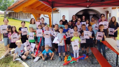 Nachwuchsbäcker mit ihrem Backzertifikat und das Brotbackteam. (Bild: Irmgard Glaser)