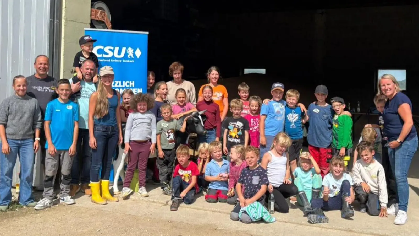 Sichtlich zufriedene Gesichter der Kinder und dem Helfer-Team (Bild: Sonja Übler)