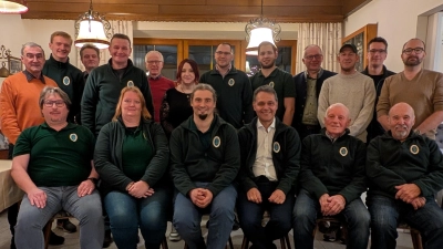 Die Vorstandschaft des HUK Waldeck: 1. Reihe von links: Alexander König, Kerstin Hautmann, Johannes Wagner, Leonhard Zintl, Franz Horn, Georg Wagner <br>2. Reihe von links: Norbert Grießbacher, Jonas Hautmann, Christian Bothner, Stefan Hautmann, Josef Gradl, Doro Kohlhofer, Thomas Stingl, Johannes Fütterer, Bürgermeister Roman Schäffler, Benjamin Kuchenreuther, Thomas Zehrer, Christian Ernstberger  (Bild: Johannes Wagner)