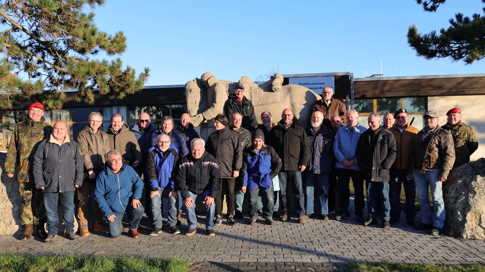 Die Ehemaligen der 2. Kompanie des Panzerbataillons 123 vor dem Gedenkstein „Kamerad Pferd“ in der Schweppermann-Kaserne beim Gruppenbild anlässlich des erneuten Kameradschaftstreffen.<br>Mit im Bild: Kasernenoffizier Oberleutnant Heinz-Otto Ulrich (1. von links), Organisator Gerhard Albert (Mitte, 10. von rechts), Stabsfeldwebel a.D. Peter Frankl (4. von rechts) und „Museumsführer“ Stabsfeldwebel a.D. Jürgen Bischoff (rechts).  (Bild: Mario Eichel)