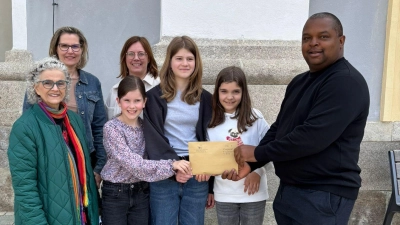 Spendenübergabe an Pfarrvikar Gerald - Gemeindereferentin Gertud Hankl, Stefanie Riedl, Antonia Riedl, Tanja Scharnagl, Tamina Gebel, Sophia Seidl-Guerrero, Pfarrvikar Gerald (v.l.n.r.). (Bild: Stefanie Riedl)