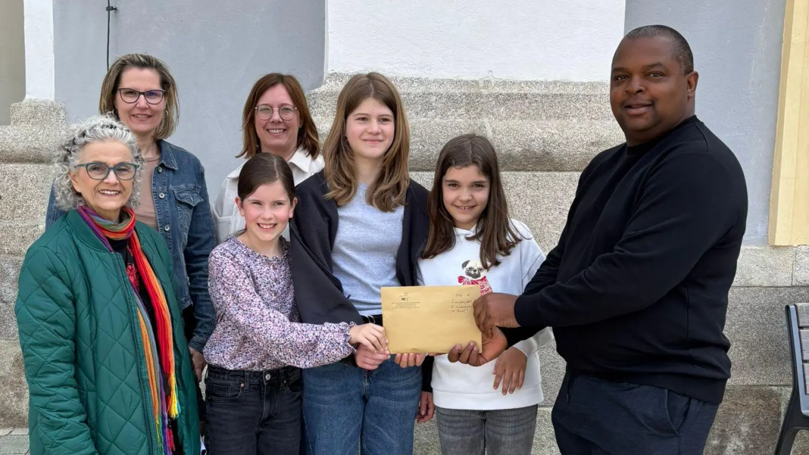Spendenübergabe an Pfarrvikar Gerald - Gemeindereferentin Gertud Hankl, Stefanie Riedl, Antonia Riedl, Tanja Scharnagl, Tamina Gebel, Sophia Seidl-Guerrero, Pfarrvikar Gerald (v.l.n.r.). (Bild: Stefanie Riedl)