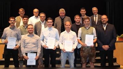 Die Prüfungsbesten der Sommergesellenprüfung 2025 mit ihren Ausbildern, Ehrengästen und Kreishandwerksmeister Sperber (Bild: Laura Heinl)