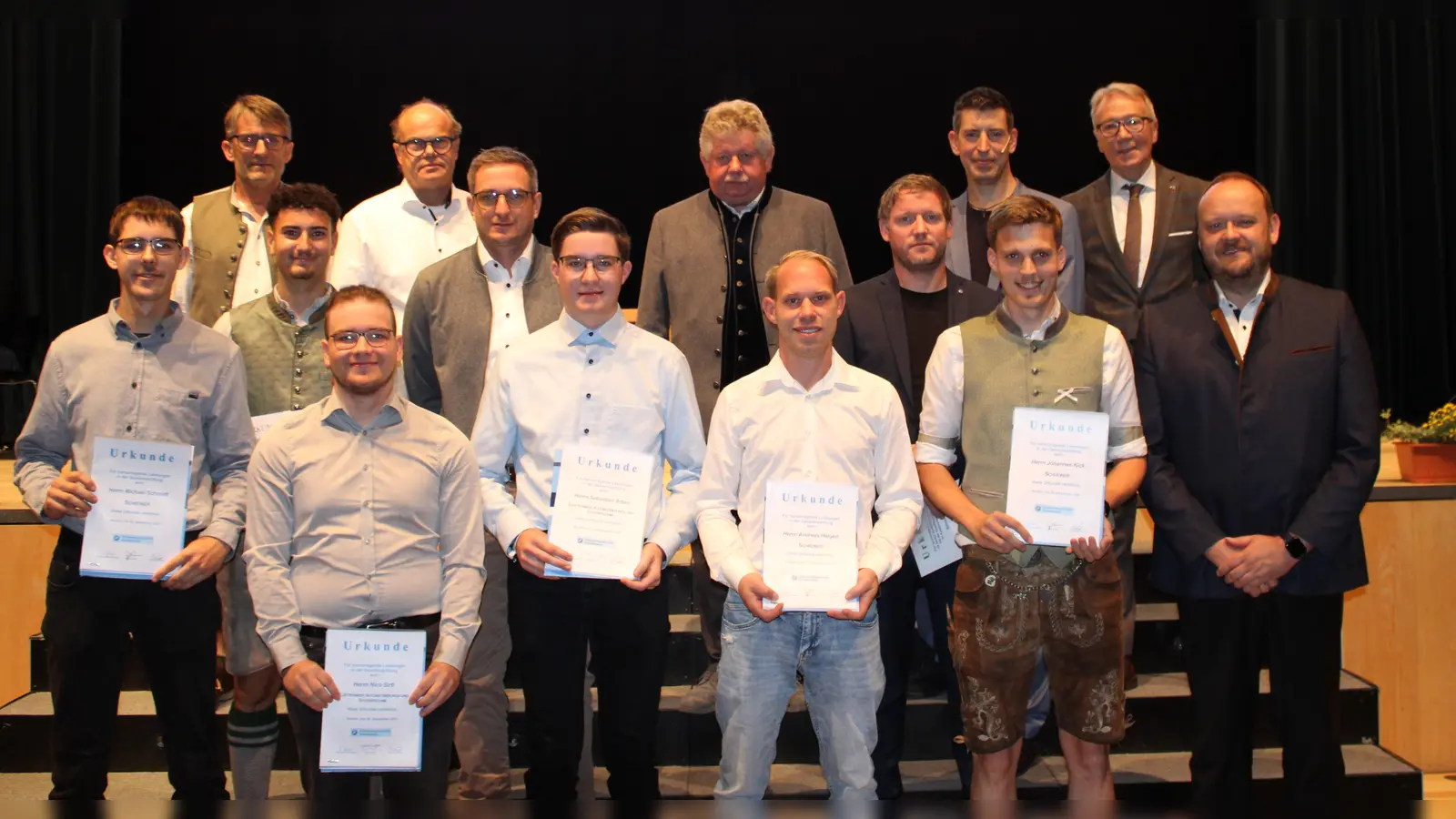 Die Prüfungsbesten der Sommergesellenprüfung 2025 mit ihren Ausbildern, Ehrengästen und Kreishandwerksmeister Sperber (Bild: Laura Heinl)