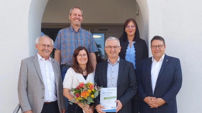 Steinbergs Bürgermeister Harald Bemmerl, Personalrat Armin Kellermann, Ehefrau Sabine und Daniel Fendl, Nadia Badi aus der Personalverwaltung und Wackersdorfs Bürgermeister Thomas Falter (von links).  (Bild: Michael Weiß)